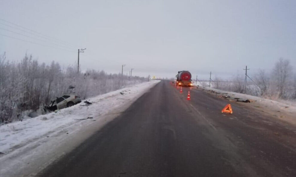    На трассе Сургут – Салехард легковушка столкнулась с грузовиком. Есть пострадавший