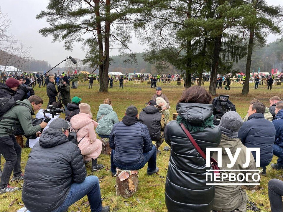     Александр Лукашенко пообщался с сотрудниками и редакторами СМИ во время чемпионата по колке дров среди журналистов. Фото: телеграм-канал "Пул Первого"