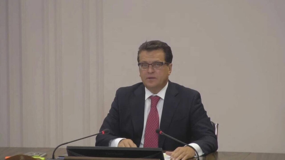     На аппаратном совещании мэр Казани Ильсур Метшин заявил, что город должен сконцентрироваться на вопросе патриотического воспитания детей. В выступлении он вспомнил телевизионные передачи «Дом-2» и «Пусть говорят», назвав их «одурачиванием страны».