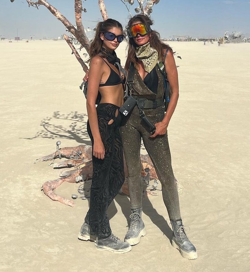 Кайя и Синди на фестивале Burning Man в этом году