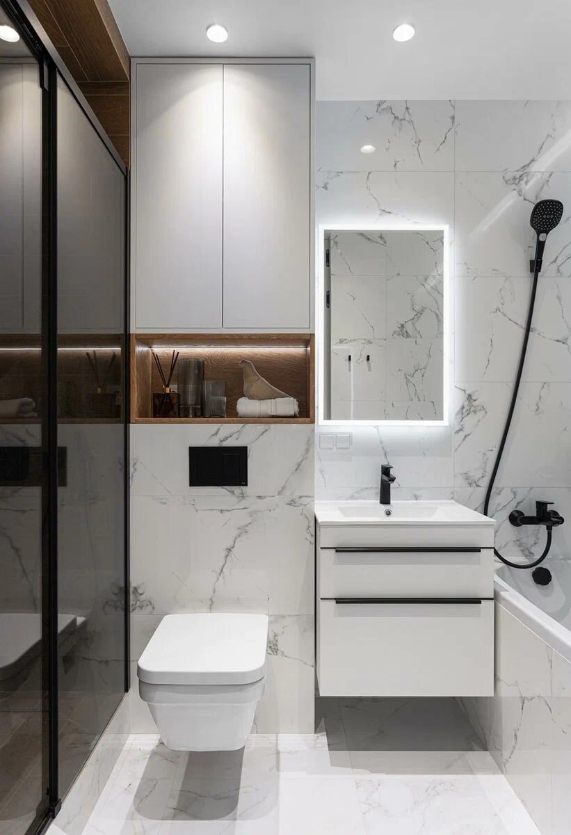 Зеркала, золотые детали и насыщенные цвета. Современный элегантный интерьер бывшей однушки 42 кв.м.