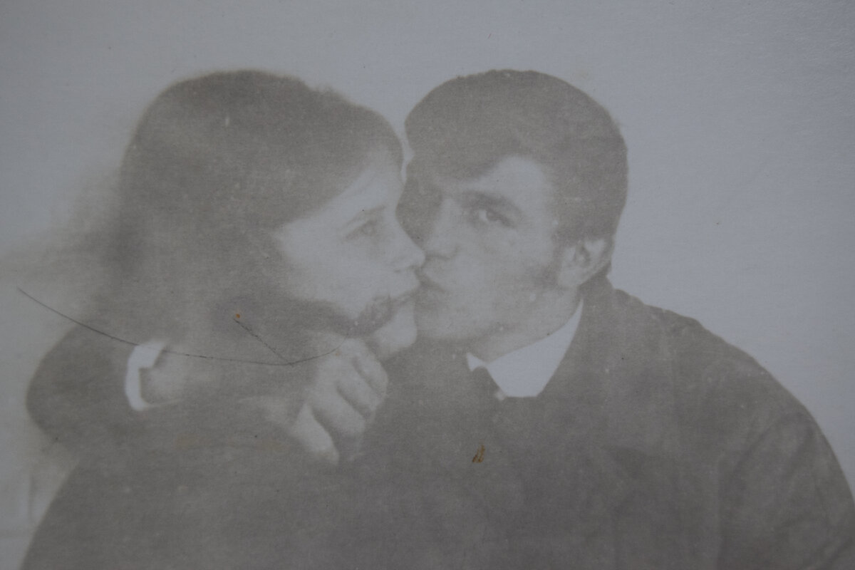 Мои молодые и такие счастливые мама и папа. Фото сделано отцом.