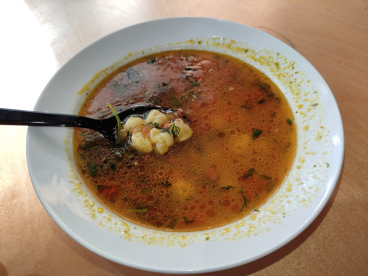 Приготовление супа с пельменями: