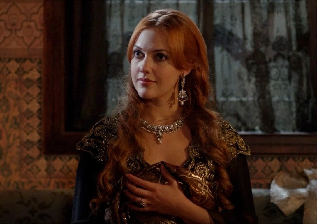 Скрин в авторской обработке. Хюррем ничего не подозревает, но приглашение от Валиде ее настораживает сразу...