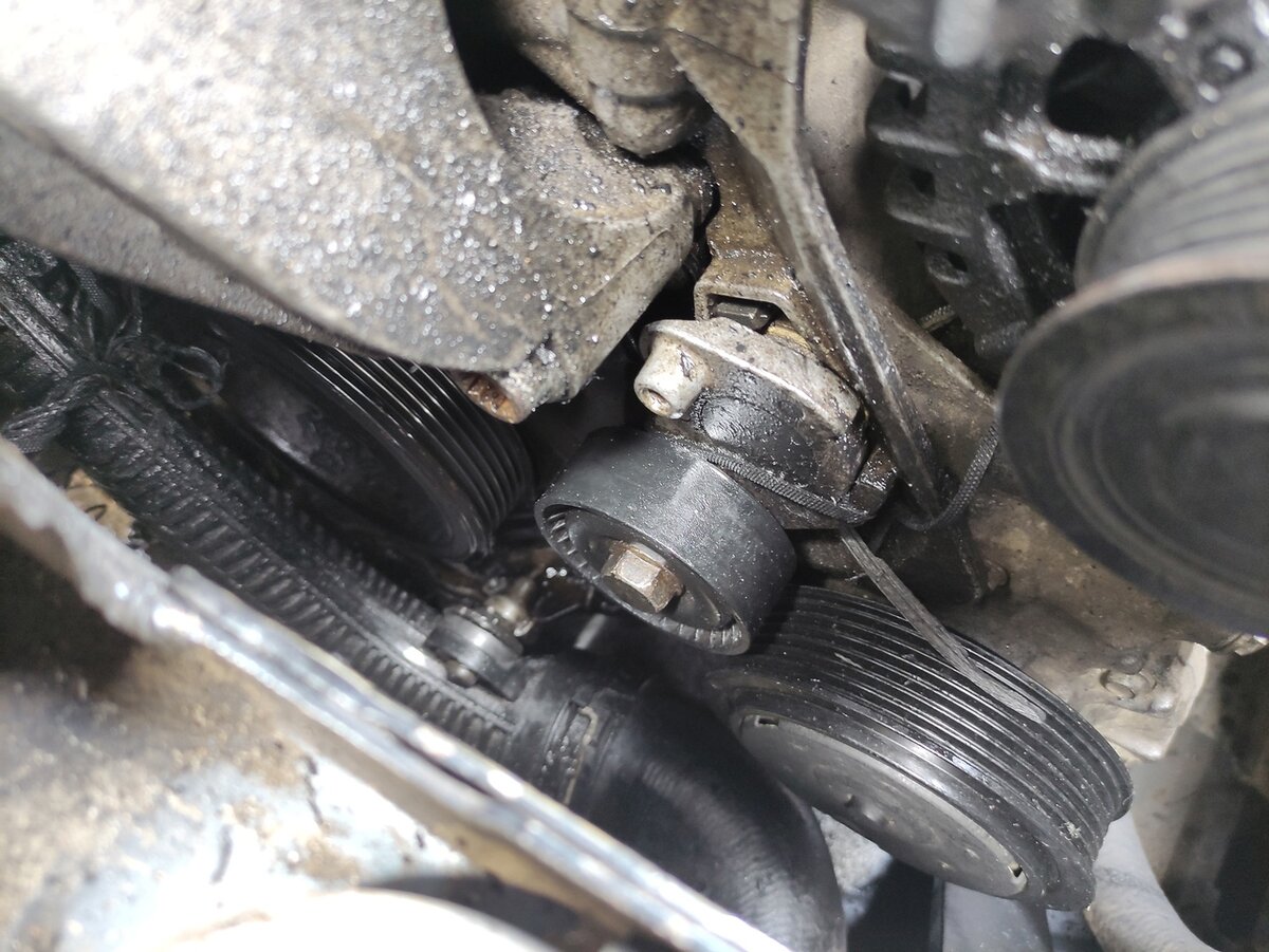 Порвался ремень генератора, а через пару дней мотор напрочь заклинил ...