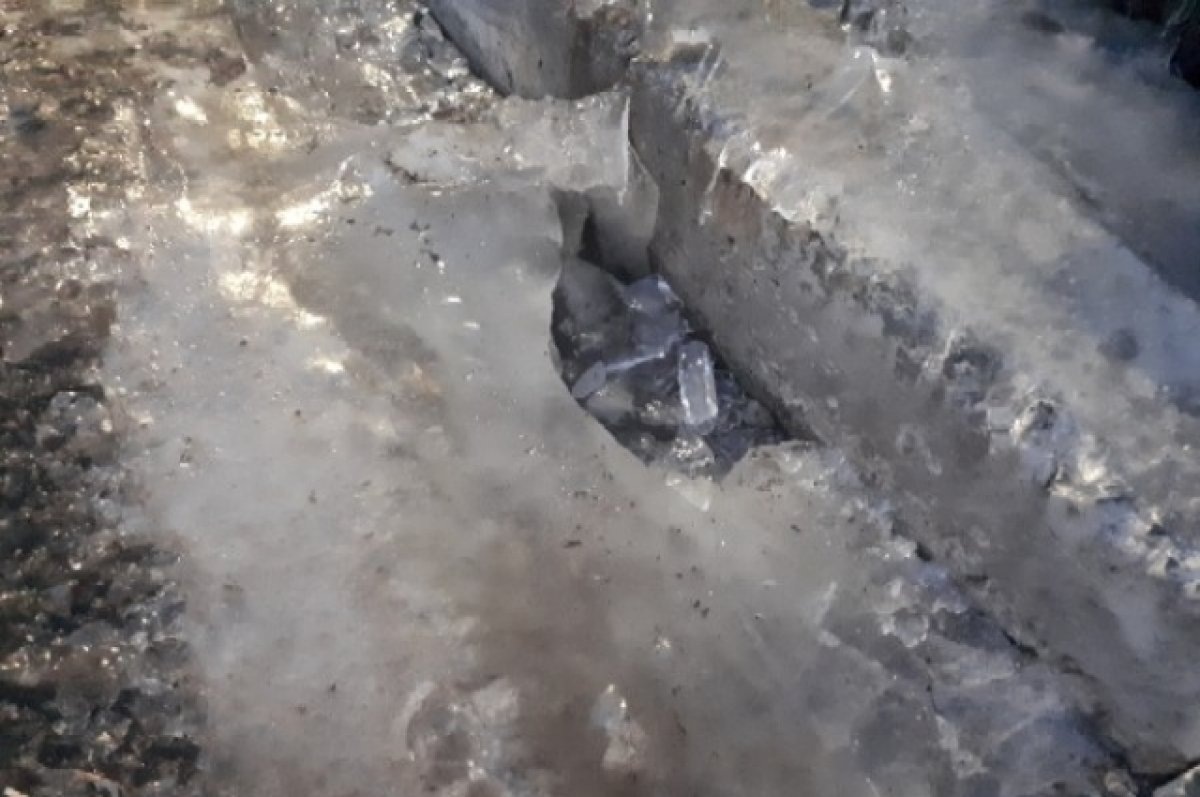    В Тюмени девочка получила переломы после падения на обледеневшем крыльце