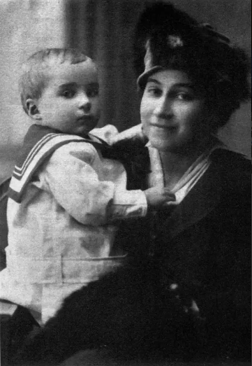 К.Симонов с мамой