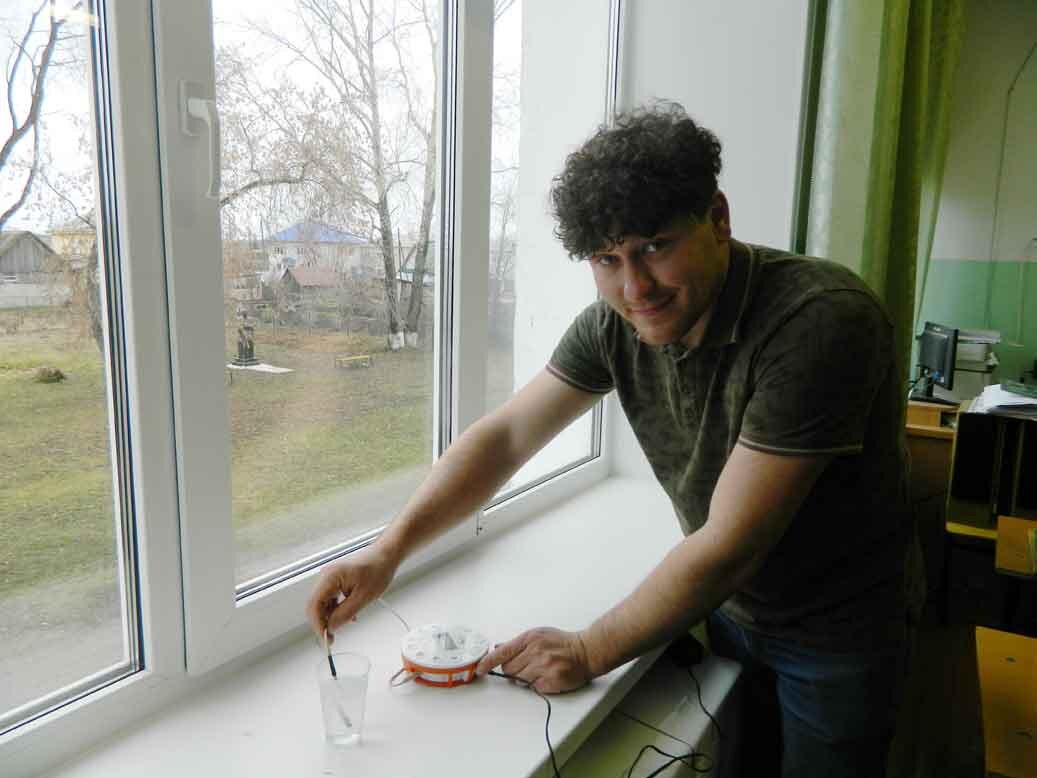 С помощью цифровой лаборатории Григорий Анатольевич Горбунов определяет температуру жидкостей, освещённость и pH воды