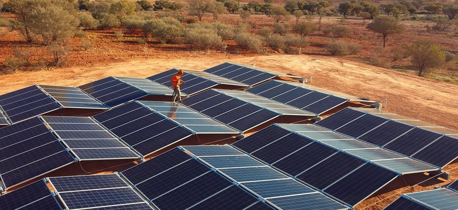  Австралия мировой лидер солнечной генерации, это здесь появились первые виртуальные электростанции, объединяющие целые населенные пункты, состоящие из кровельных электростанций и систем хранения.