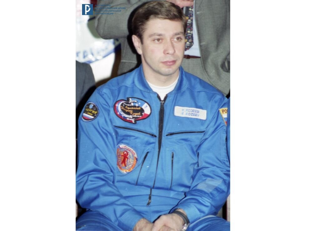 Космонавт К.М. Козеев – член экипажа ТК «Союз ТМ-33» во время послеполетной пресс-конференции. 2 ноября 2001 г. РГАНТД. Арх. № 0-16679 цв. 