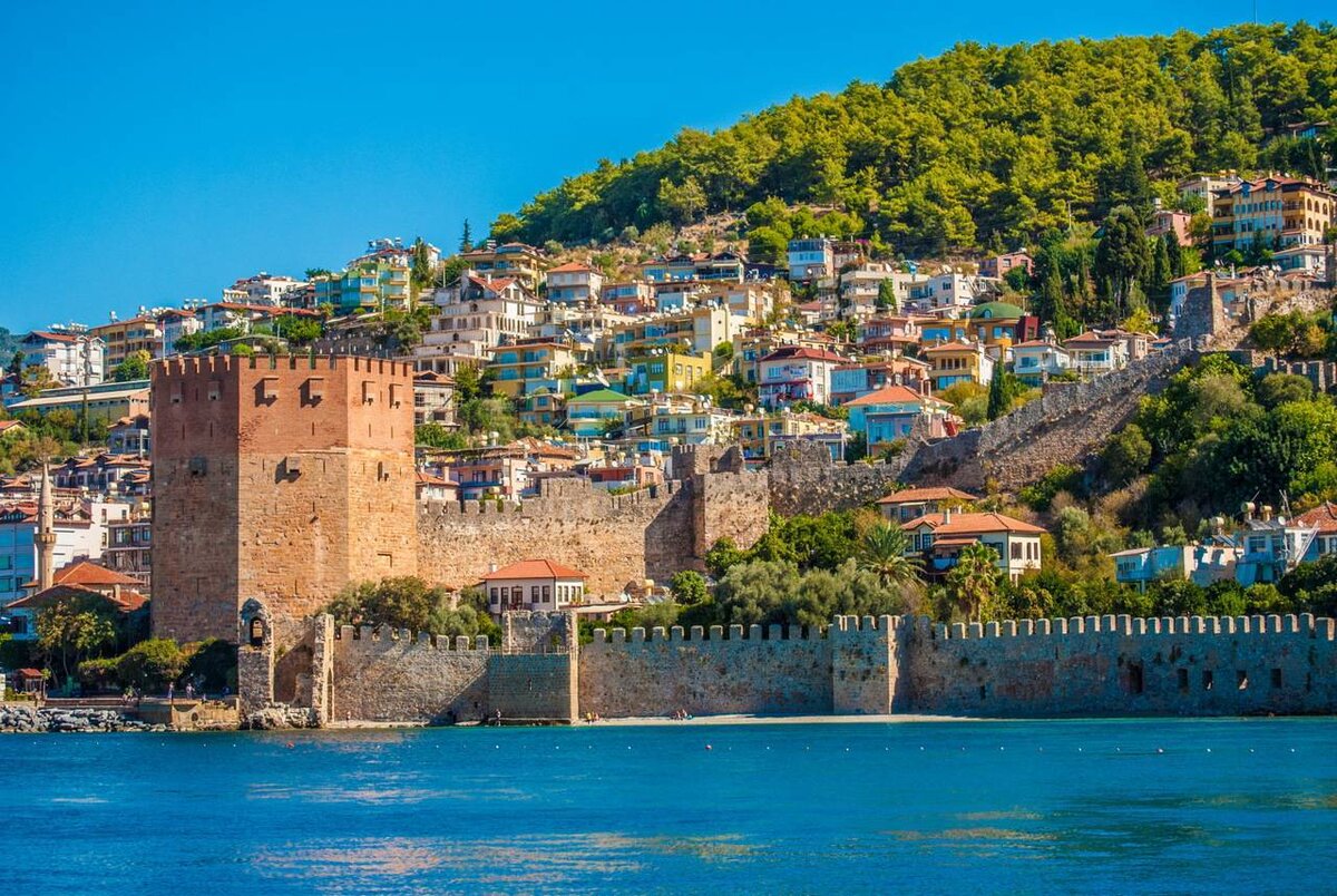 В действительности, живут люди и даже в самой крепости, и очень комфортно себе живут. Так что если потребуется, то можем подобрать для вас что-нибудь и там.