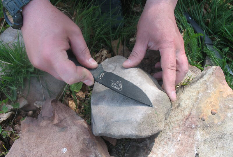 Подойдет обычный камень с плоской поверхностью.