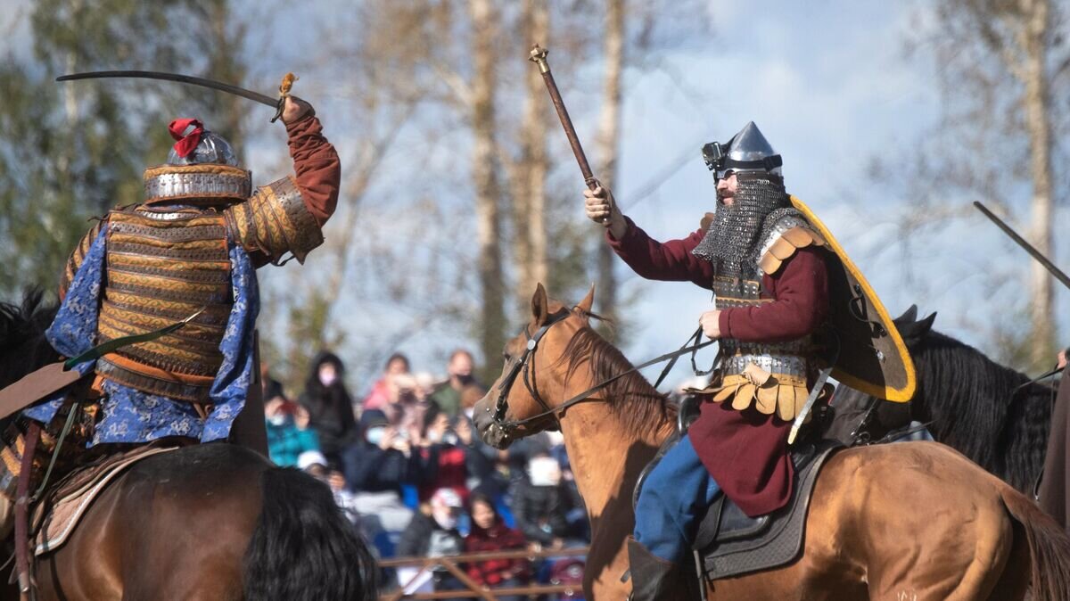    Участники театрализованной реконструкции эпизода средневекового сражения во время военно-исторического фестиваля "Поле Куликово"© РИА Новости / Илья Питалев