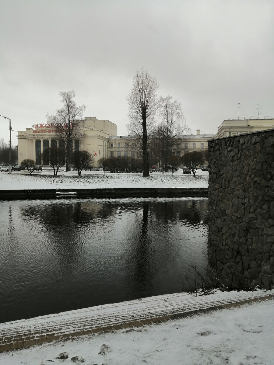 Вид со стороны Адмиралтейского моста.