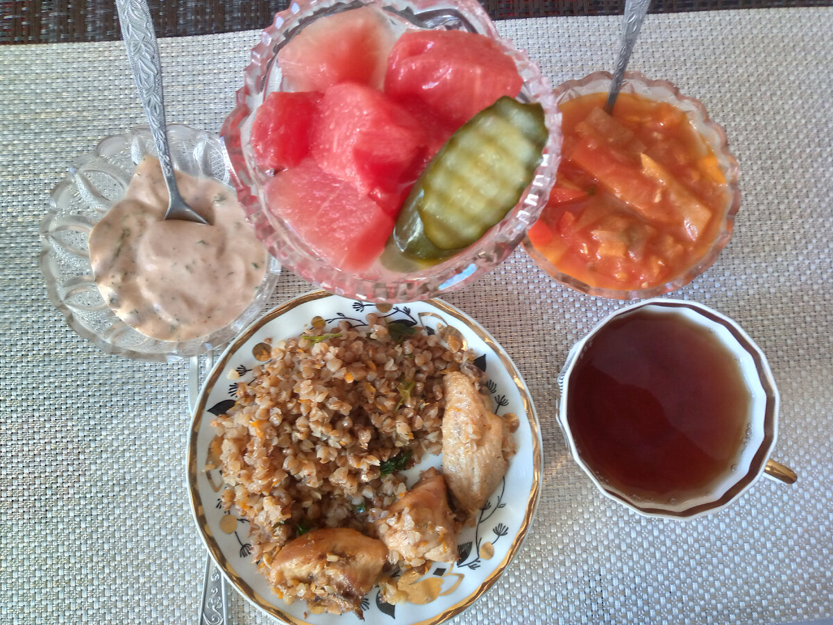 Люблю такие рецепты . Женщины меня поймут. Прибегаешь уставшая домой и начинается вторая смена. Времени на себя совсем не остаётся. Вот тут и помогают простые, доступные и главное быстрые рецепты. Их  с  успехом готовит моя семилетняя дочь. Готовлю , так же как и  мои бабушки - на глаз. Продуктов берём столько , сколько вам нужно и как любите. У меня  в пропорции один к одному- 500 г. курицы и 500 г. гречки. Есть конечное рецепты, которые нуждаются в граммовке. Не спорю.
Для приготовления нам понадобятся :
Куриное мясо -500г. (подойдет любое кроме говядины),
Гречка  - 500г.(промытая),
Лук - кто любит много ,кладём большую головку ,у меня одна средняя луковица порезанная  кубиком.
Морковь -100г.  Можно замороженную. Это касается и укропа, и петрушки.
Укроп, петрушка -  по вкусу .
Не забываем, что укроп сильная травка, вкус перебивает на раз. Поэтому его кладём 2 ч. ложки (замороженного)
Сало топлёное-50г.  (смалец) . Не любите на нём готовить, заменяйте, на то ,что любите.
Вода – берём  столько, чтобы покрывала гречку на палец,
Масло сливочное -   50г.  Гречку маслом не испортишь. Любите, кладите больше . Масло придаёт гречке и мясу сливочный вкус, без него не обойтись .
Чеснок сушёный , перец чёрный молотый, соль - по вкусу.
Вот и весь набор для приготовления. Приступаем к готовке.
Ставим на большой огонь сковороду (у нас газ). Кладём сало, нагреваем и опускаем в него, порезанное кусочками мясо курицы. Режете мясо на такие кусочки, какие вам надобно .У меня средние.