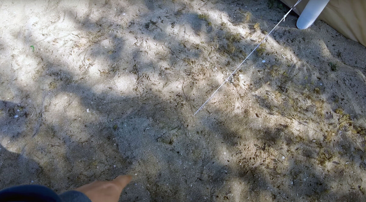 Здесь закопан пакет и к нему привязана верёвка