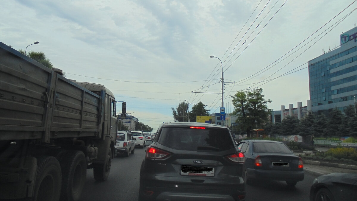 Жизнь в пробке, любимое развлечение всех сезонов для рядового автомобилиста. Фото автора