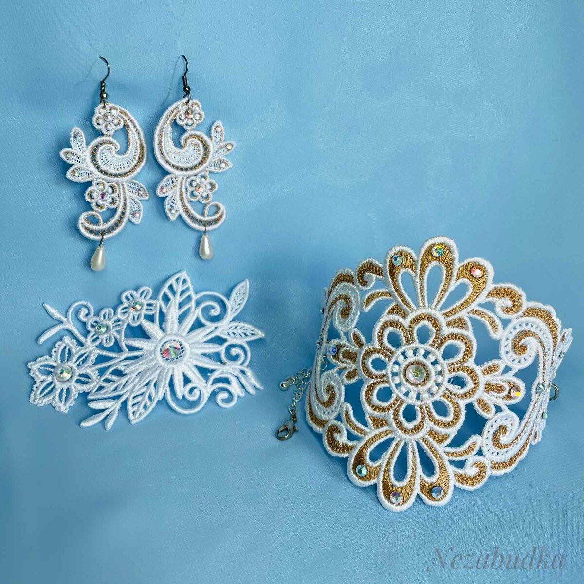 Мой комплект вышитых украшений, украшенный стразами