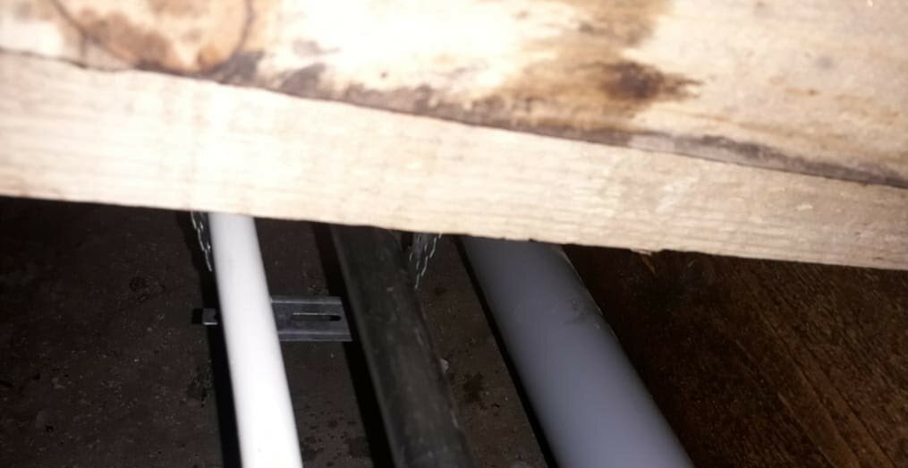 Под воду крепила к половицам, через одну 