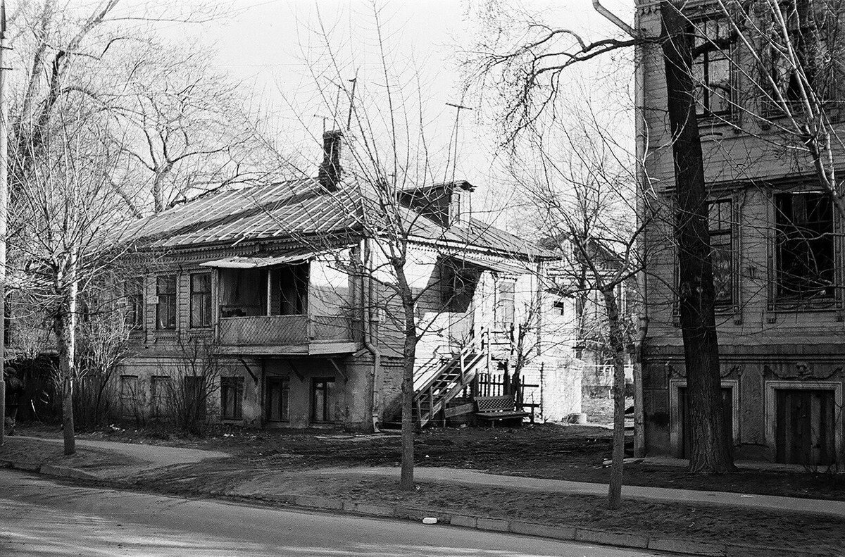Дома по Сокольнической Слободке. Вид от Песочного пер. в сторону парка, 1974 г. Фото Юрия Лукашевича.