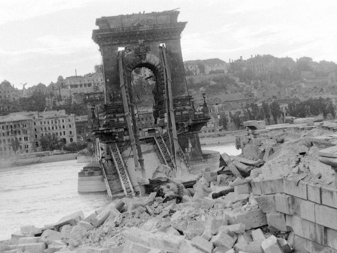 Разрушенный мост над Дунаем, 1945 год