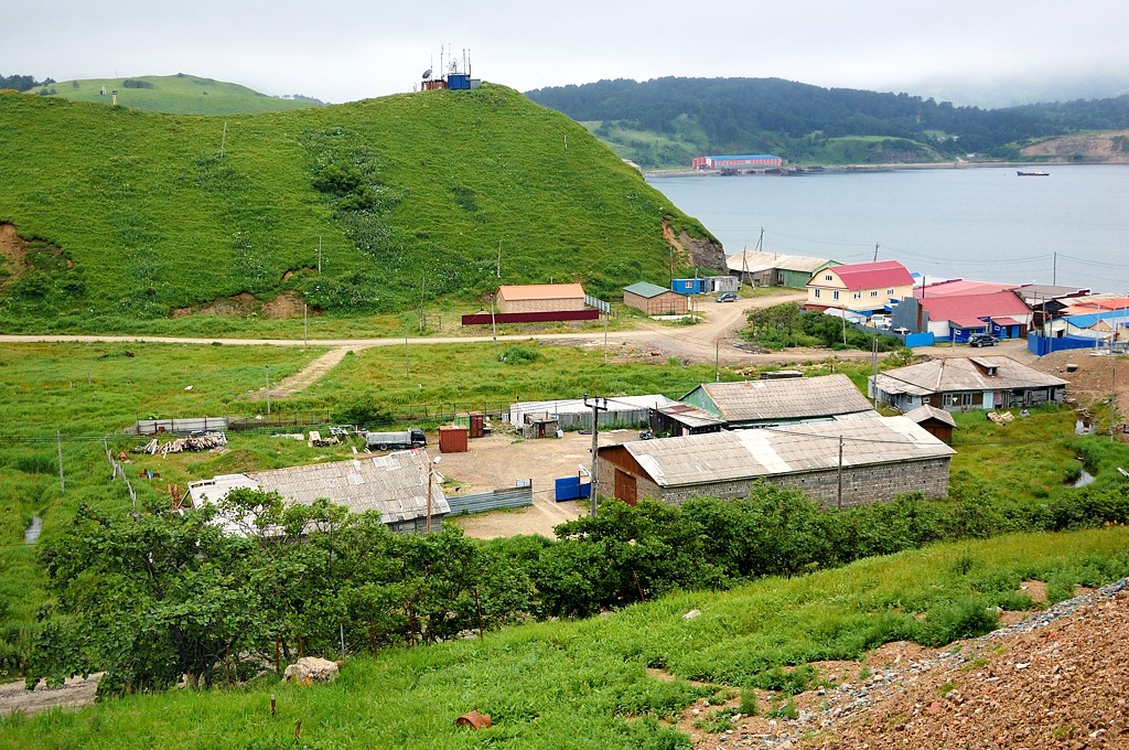 Жители курильских островов. Остров Шикотан Курильские острова. Поселок Малокурильское остров Шикотан. Остров Шикотан Южно Курильск. Бухта Крабозаводская Шикотан.