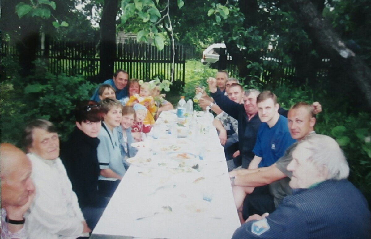 В гостях у отца, деда, прадеда. У каждого поколения в этом саду было своё детство.1999 год