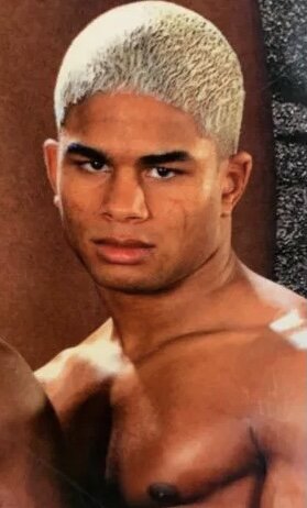 – Очень рано поседел.