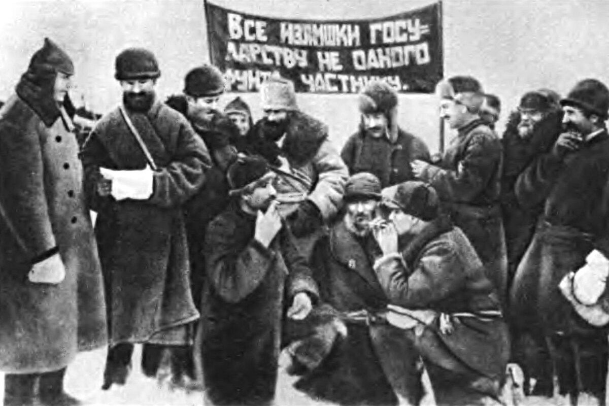 Нетрудно догадаться, что на деле продразверстка проходила далеко не так празднично, как показано на этом агитационном снимке 1918 года. Фотография из открытых источников