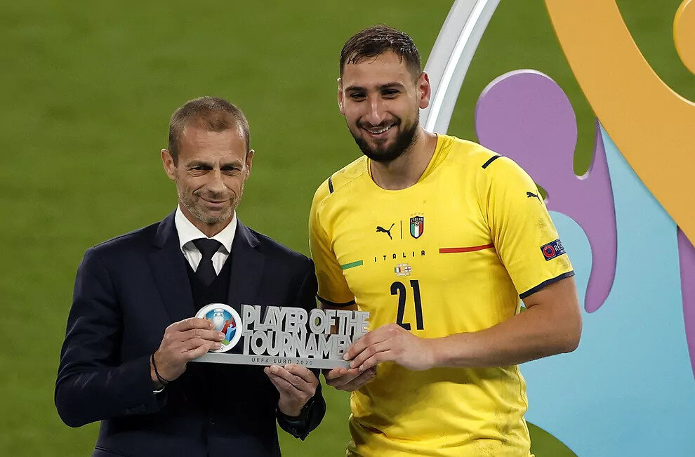 Gianluigi Donnarumma receives the Player of the Tournament award Фото: John Sibley