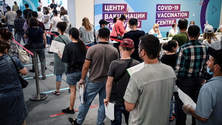 Пояснения излишни. Очередь за спасительной дозой пер