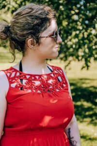 Так как я очень много работаю с людьми, то совершенно не представляю, что бы я делала без слуховых аппаратов. В торговых центрах — максимальное скопление самых разных шумов и среди всей этой песни я должна слышать людей и максимально точно выяснять потребности. Слуховые аппараты Signia в такой момент очень спасают. У меня несколько режимов, но я смогла адаптировать один для всех случаев с помощью сурдоакустика.