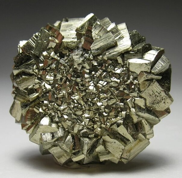 Камень пирит.