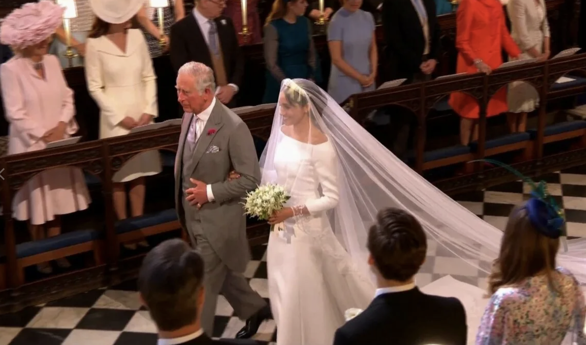 Принц Чарльз ведет Меган к алтарю, где ее ждет принц Гарри