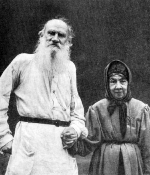 Лев Толстой держит за руку вдову брата Машу Толстую. Это она стала цыганкой-графиней. Были ли еще такие в истории России? Фото Яндекс.Картинки. 