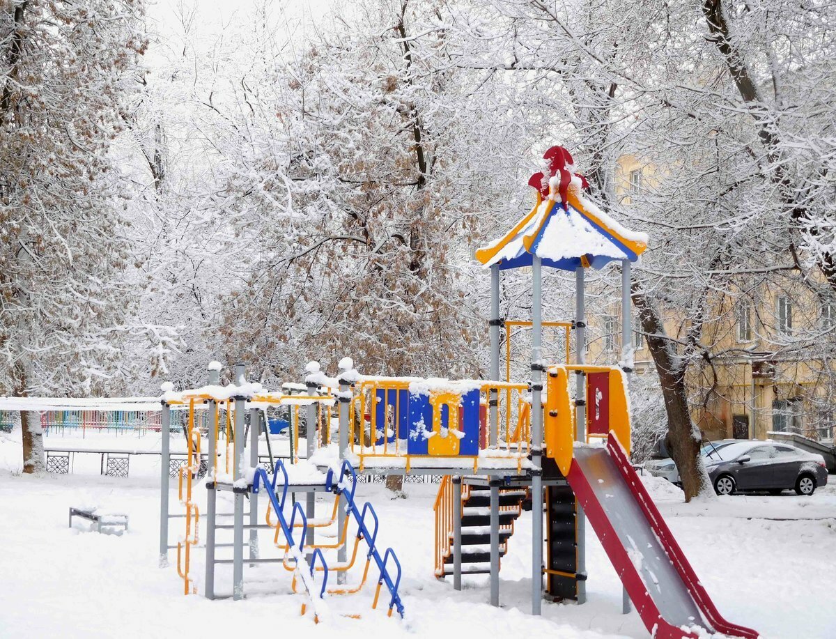 Дворы и детские площадки засыпало снегом?Порой они могут выглядеть довольно уныло и перестают быть интересны детям. Как же сделать так, чтобы они были интересны малышам круглый год?