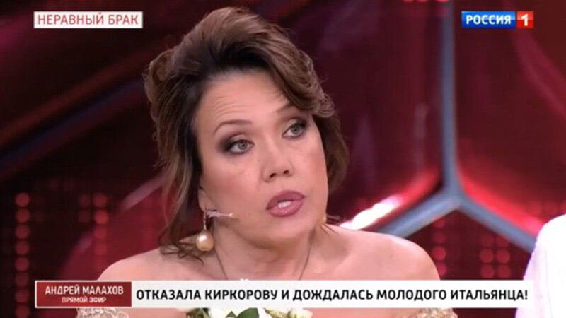 Человека снимают в студии, а редакторы размещают на экране жёсткие комментарии. Вот так подают материал на главном телеканале страны Россия-1.