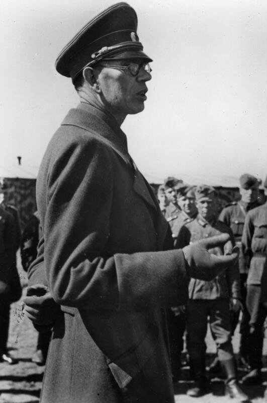 А.А. Власов. PS: фотография предоставлена исключительно в наглядно образовательных целях, автор осуждает фашизм.