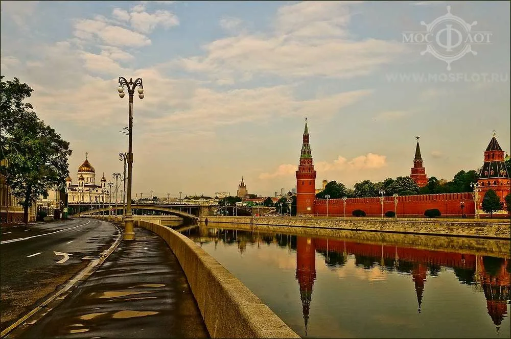 Москва пять. Софийская набережная Москва. Сфийскя набережная Моска. Софийская набережная Москва мост. Софийская набережная Москва фото.