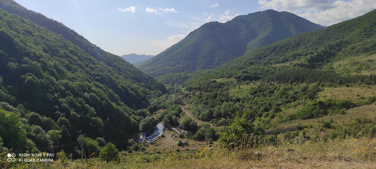 Вид с дамбы, как раз на место нашего лагеря.