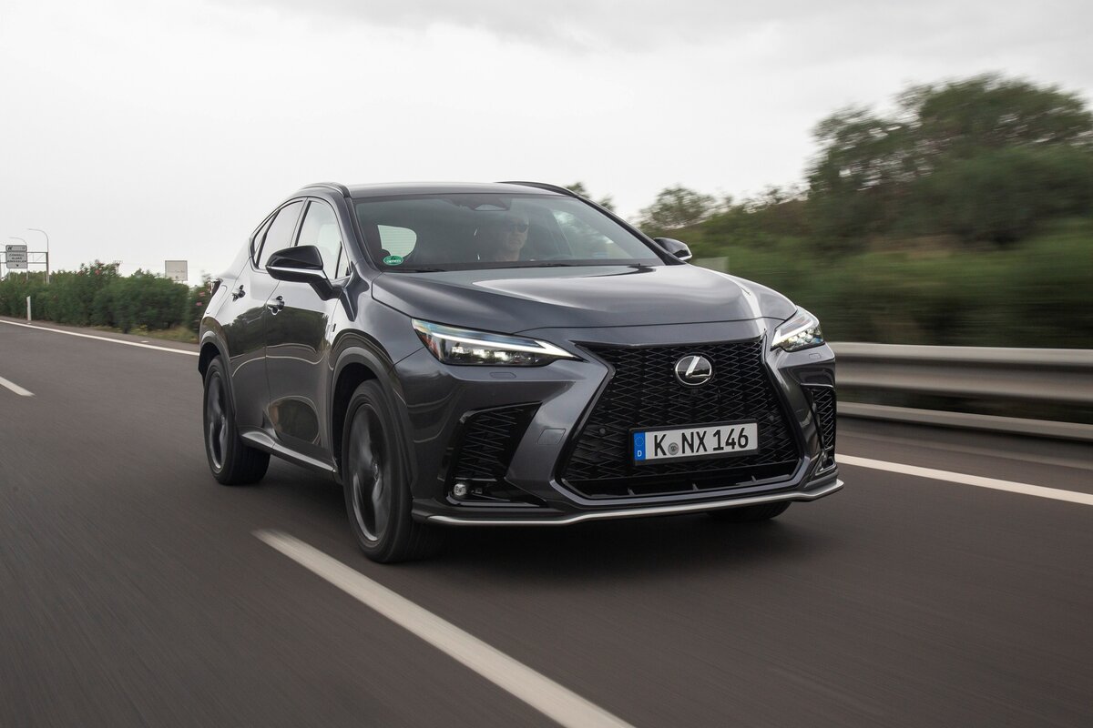Lexus NX 450h+  может развивать  200 км/ч, но на батарее только 135.