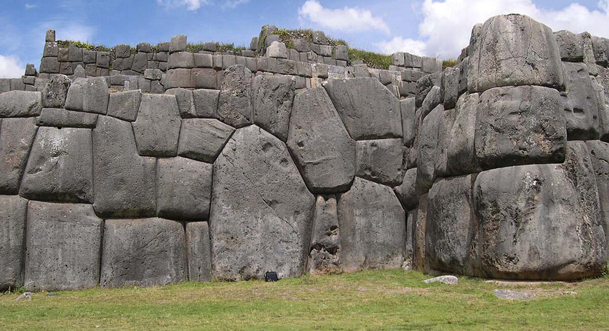 Полигональная кладка. Источник https://stoneforest.ru/event/history/poligonalnaya-mnogougolnaya-kladka/