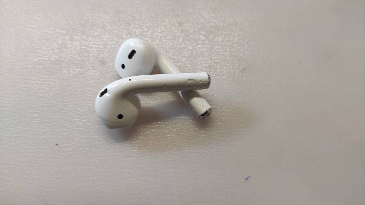 А этим AirPods чистка уже не поможет, ребенок тайком успел их погрызть, фото автора канала
