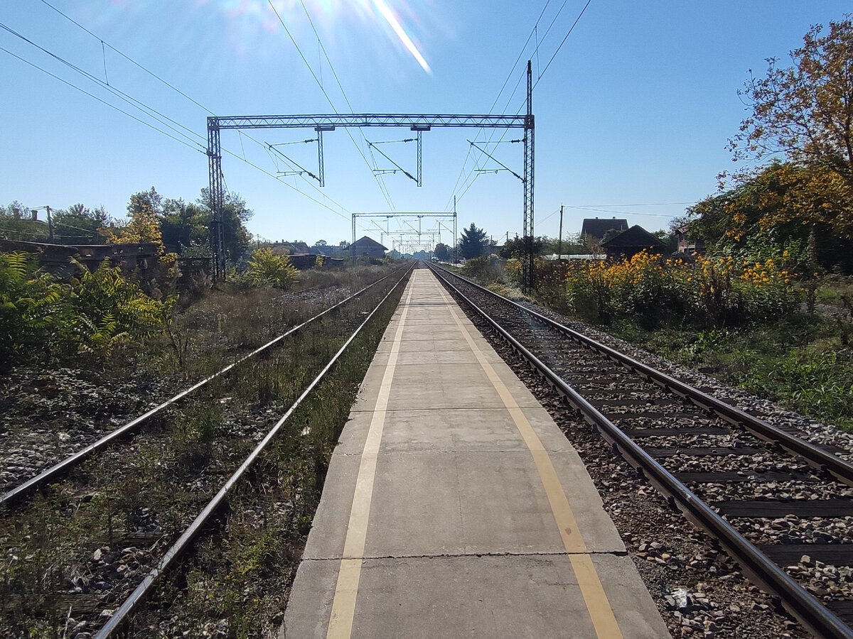 Перроны совсем непривычны. Низко и узко.