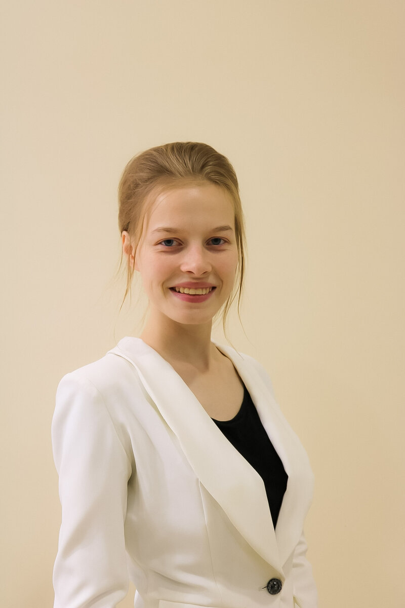 Мой первый жакет, есть недочеты, их можно заметить далее в карусели. Шила на 4 курсе.