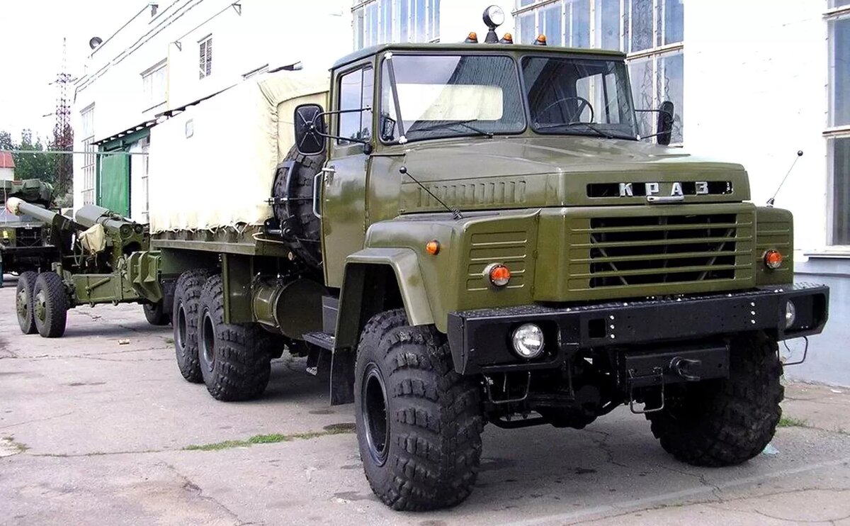 Бортовой грузовик КрАЗ-260 с тяжёлой 152-мм пушкой 2А36 «Гиацинт» на четырёхколёсном лафете