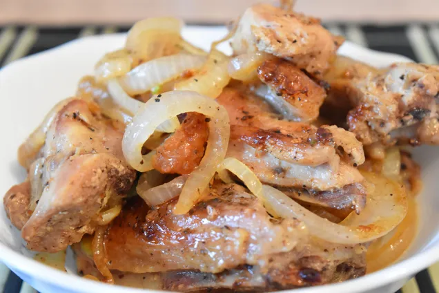 Жареное куриное филе с луком 