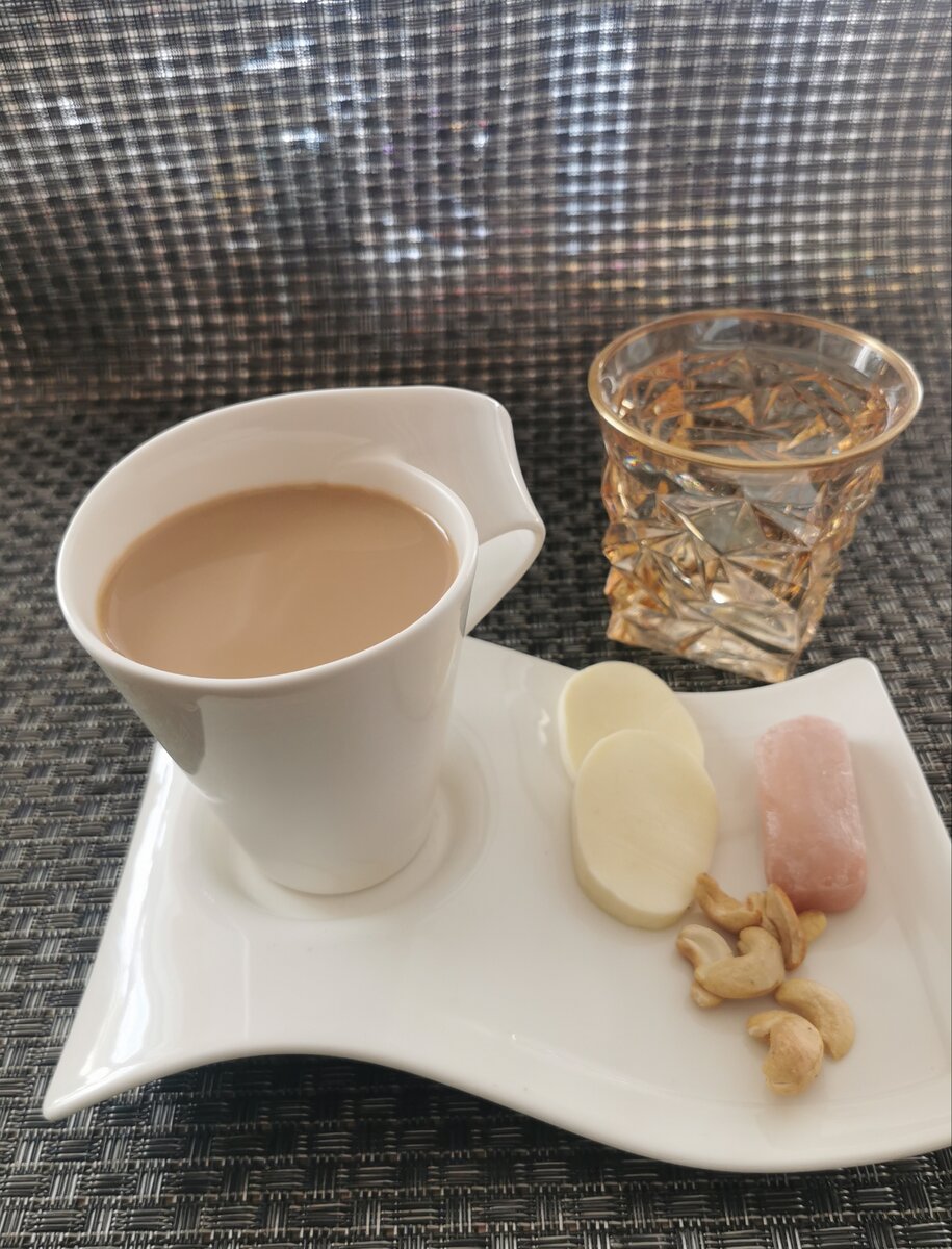 Кофе с молоком, пару кусочков моцареллы, кешью и конфета моти(все планирую по рецепту из интерната сама научиться делать эти конфеты). Ну и конечно через 20 минут выпила цинк, растворимый в воде)