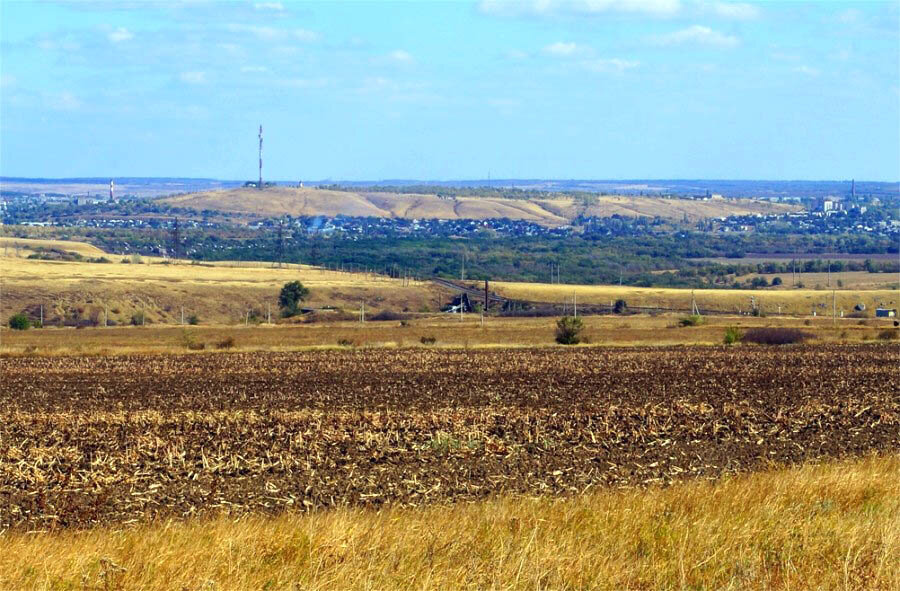  Караул-гора. Вид на город Белая Калитва. Фото https://meotyda.ru На вершине горы установлен памятный камень Игоревой рати.