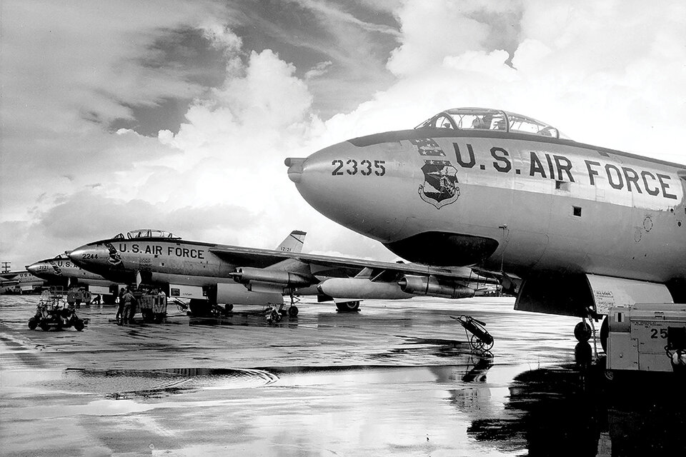 Эскадрилья B-47 стратегического авиационного командования (SAC) поддерживает боевую готовность во время холодной войны. (ВВС США)